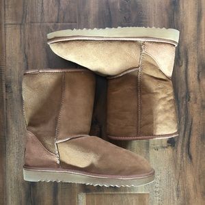 NWOT Chesnut Ugg Classic Short Boot